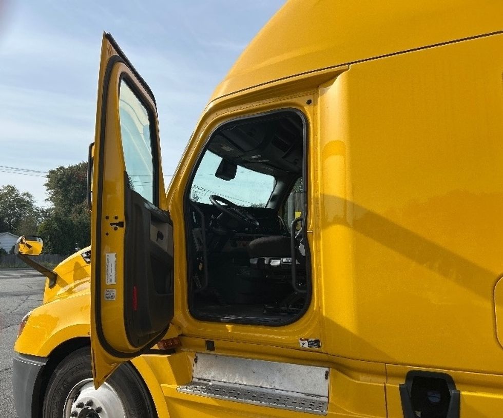 Sleeper Tractor-Heavy Duty Tractors-Freightliner-2022-T12664ST-Chicopee-MA-453,839\n\t\tmiles-$ 68,750 - Image 9