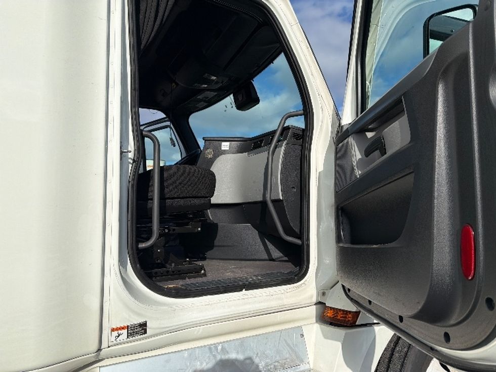 Sleeper Tractor-Heavy Duty Tractors-Freightliner-2022-T12664ST-Chicopee-MA-454,202\n\t\tmiles-$ 74,000 - Image 13