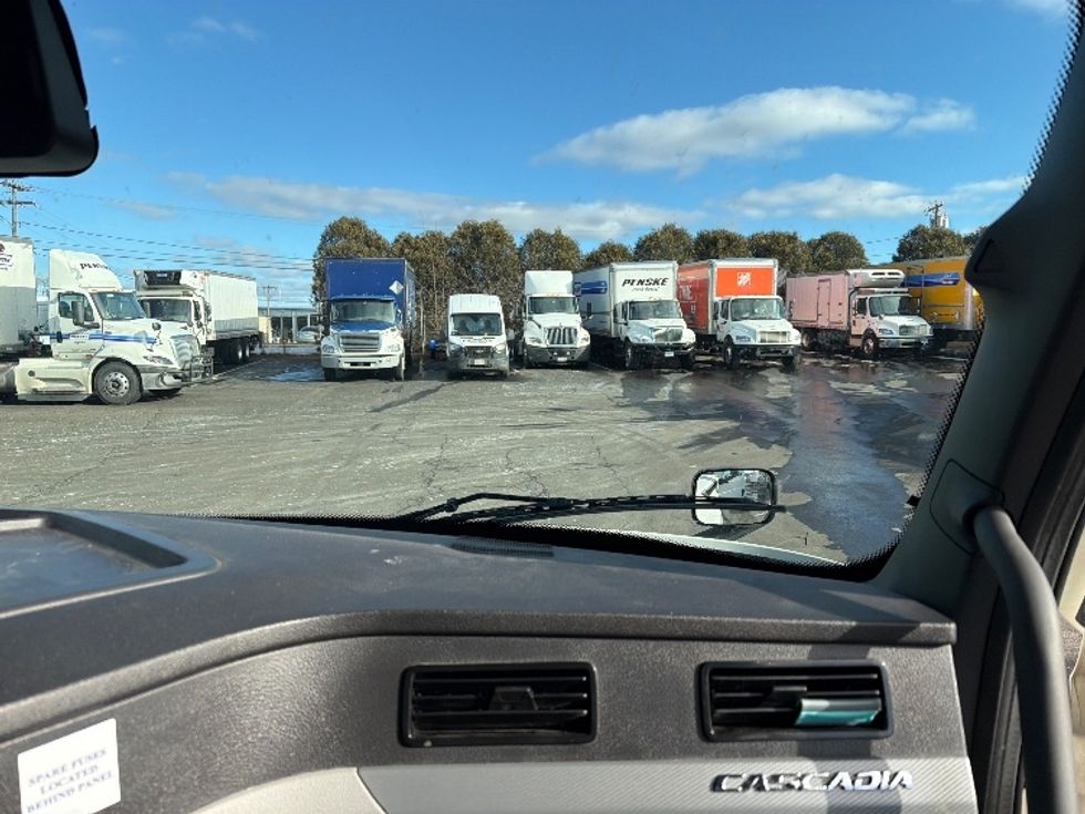 Sleeper Tractor-Heavy Duty Tractors-Freightliner-2022-T12664ST-Chicopee-MA-454,202\n\t\tmiles-$ 74,000 - Image 14