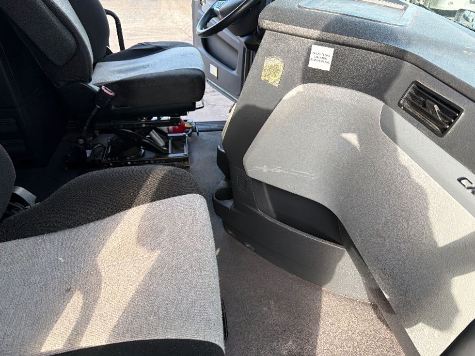 Sleeper Tractor-Heavy Duty Tractors-Freightliner-2022-T12664ST-Chicopee-MA-454,202\n\t\tmiles-$ 74,000 - Image 15