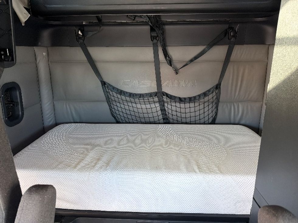 Sleeper Tractor-Heavy Duty Tractors-Freightliner-2022-T12664ST-Chicopee-MA-454,202\n\t\tmiles-$ 74,000 - Image 16