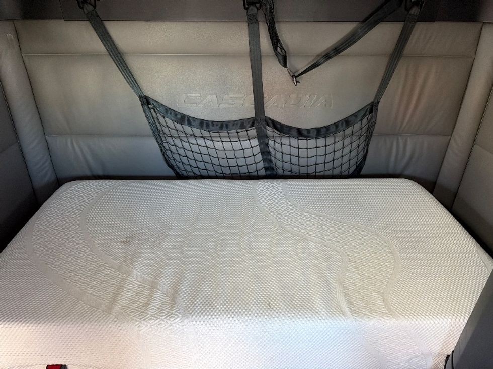 Sleeper Tractor-Heavy Duty Tractors-Freightliner-2022-T12664ST-Chicopee-MA-454,202\n\t\tmiles-$ 74,000 - Image 17