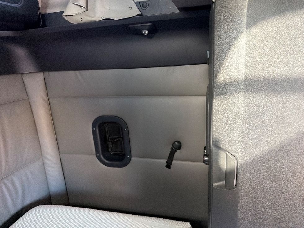 Sleeper Tractor-Heavy Duty Tractors-Freightliner-2022-T12664ST-Chicopee-MA-454,202\n\t\tmiles-$ 74,000 - Image 18