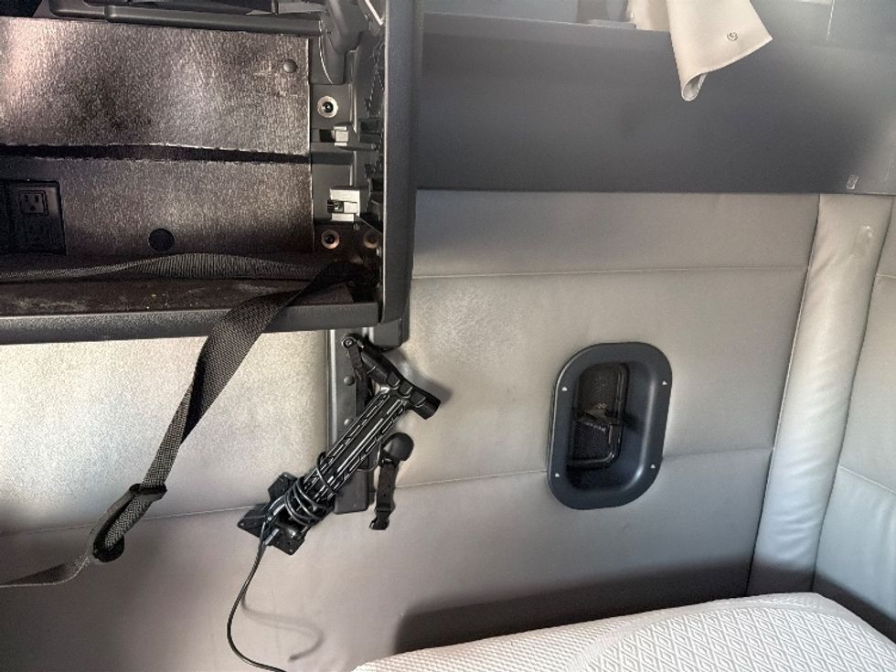 Sleeper Tractor-Heavy Duty Tractors-Freightliner-2022-T12664ST-Chicopee-MA-454,202\n\t\tmiles-$ 74,000 - Image 19