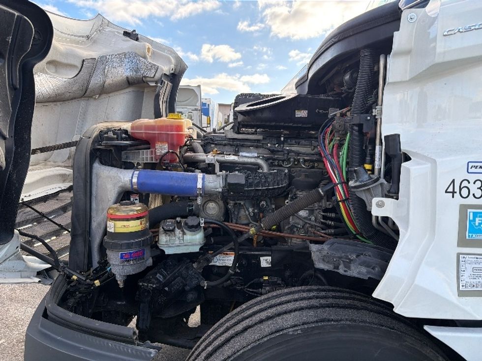 Sleeper Tractor-Heavy Duty Tractors-Freightliner-2022-T12664ST-Chicopee-MA-454,202\n\t\tmiles-$ 74,000 - Image 21