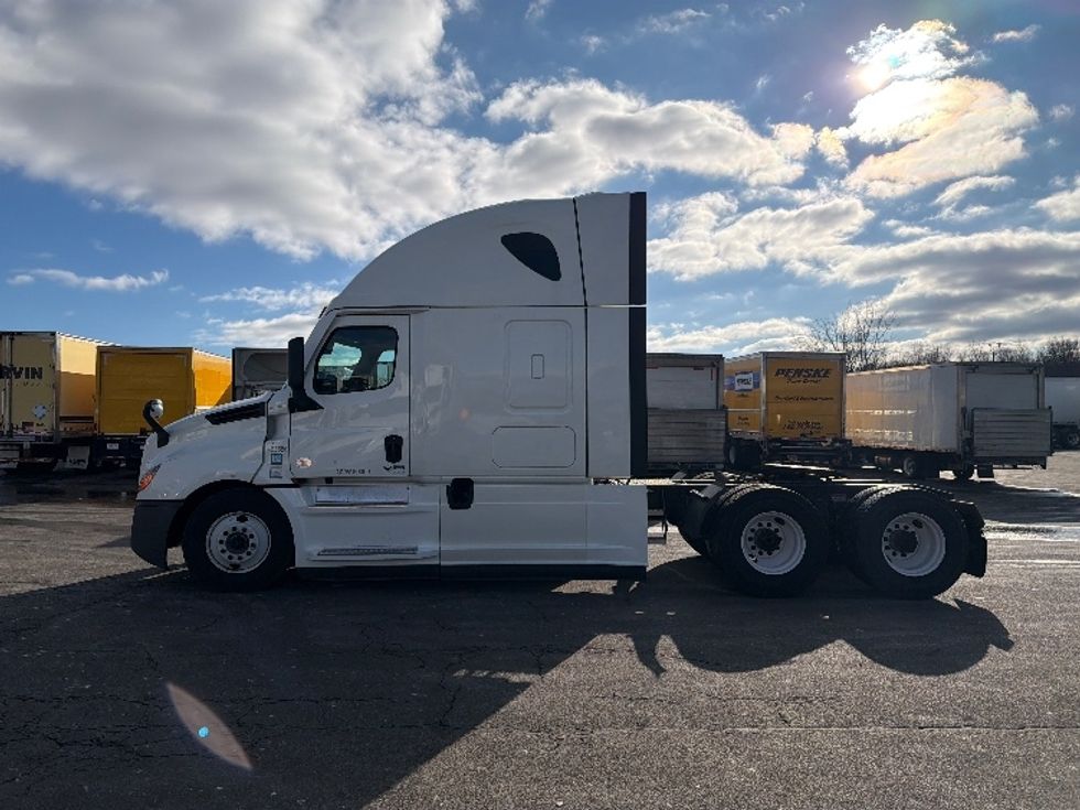 Sleeper Tractor-Heavy Duty Tractors-Freightliner-2022-T12664ST-Chicopee-MA-454,202\n\t\tmiles-$ 74,000 - Image 4