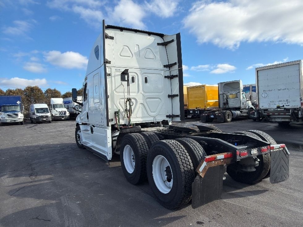 Sleeper Tractor-Heavy Duty Tractors-Freightliner-2022-T12664ST-Chicopee-MA-454,202\n\t\tmiles-$ 74,000 - Image 5
