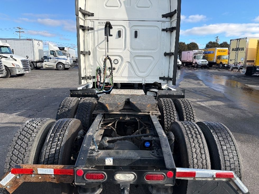 Sleeper Tractor-Heavy Duty Tractors-Freightliner-2022-T12664ST-Chicopee-MA-454,202\n\t\tmiles-$ 74,000 - Image 6