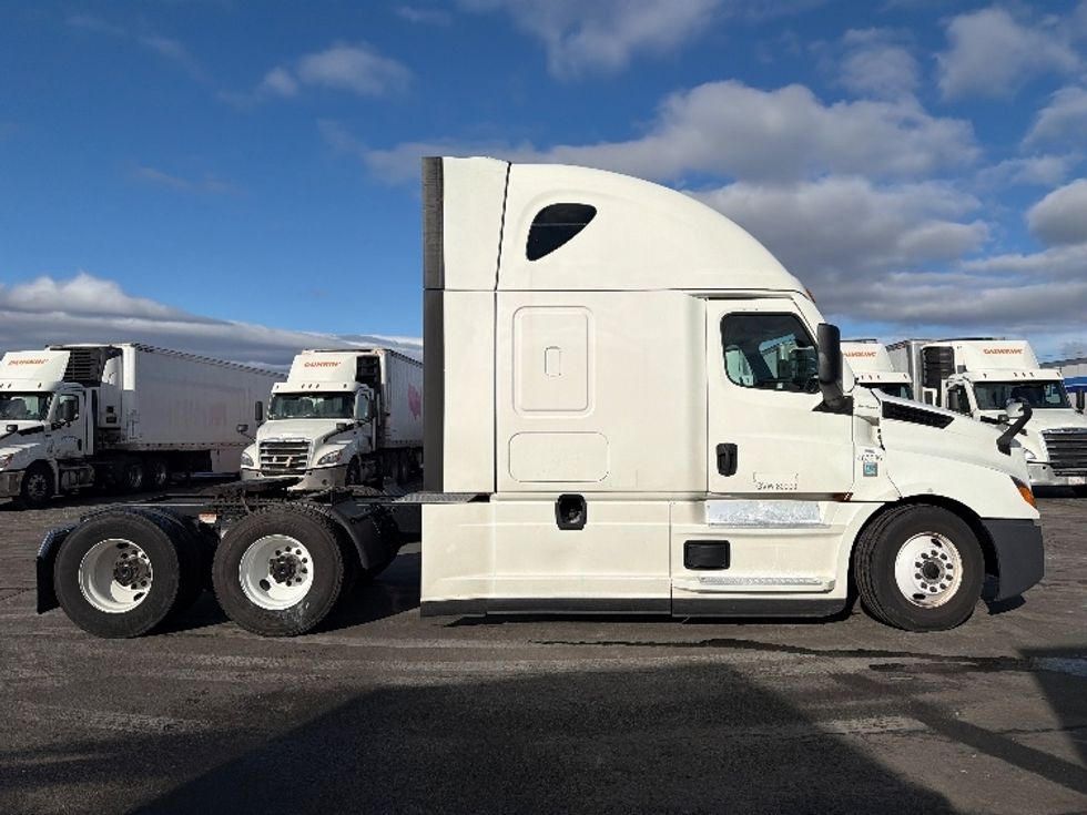 Sleeper Tractor-Heavy Duty Tractors-Freightliner-2022-T12664ST-Chicopee-MA-454,202\n\t\tmiles-$ 74,000 - Image 8