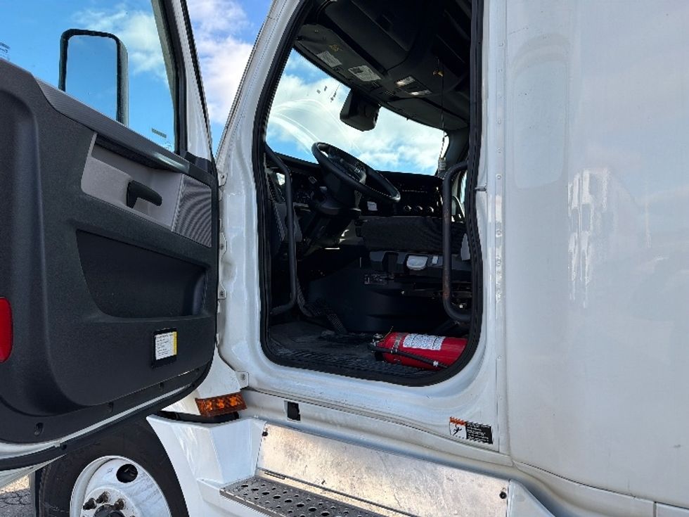 Sleeper Tractor-Heavy Duty Tractors-Freightliner-2022-T12664ST-Chicopee-MA-454,202\n\t\tmiles-$ 74,000 - Image 9