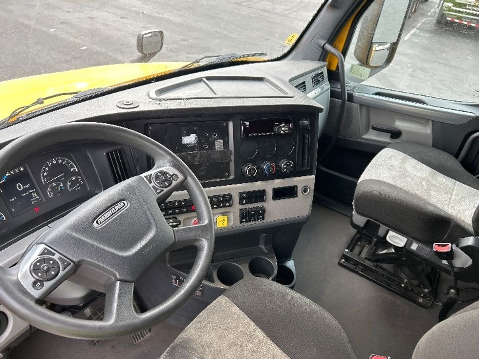 Sleeper Tractor-Heavy Duty Tractors-Freightliner-2022-T12664ST-Chicopee-MA-463,338\n\t\tmiles-$ 68,000 - Image 10