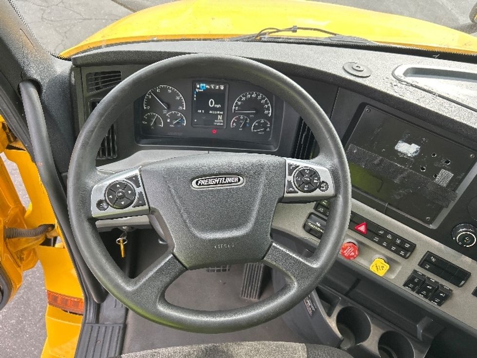 Sleeper Tractor-Heavy Duty Tractors-Freightliner-2022-T12664ST-Chicopee-MA-463,338\n\t\tmiles-$ 68,000 - Image 11