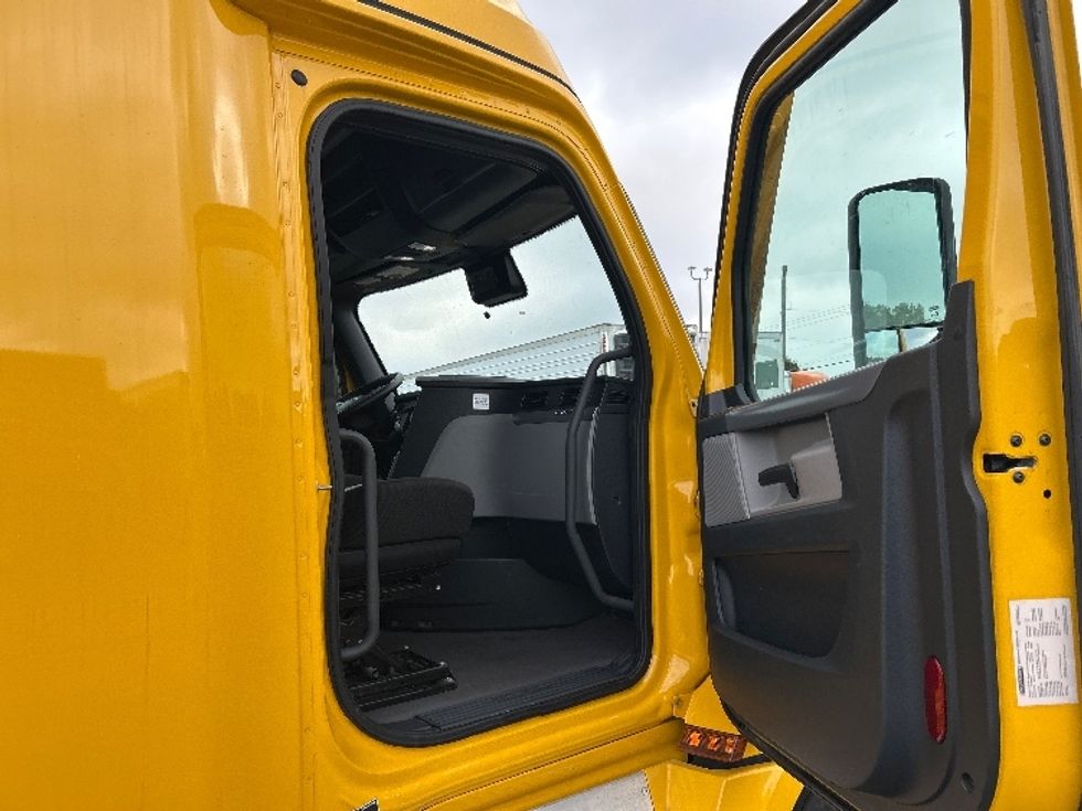 Sleeper Tractor-Heavy Duty Tractors-Freightliner-2022-T12664ST-Chicopee-MA-463,338\n\t\tmiles-$ 68,000 - Image 13