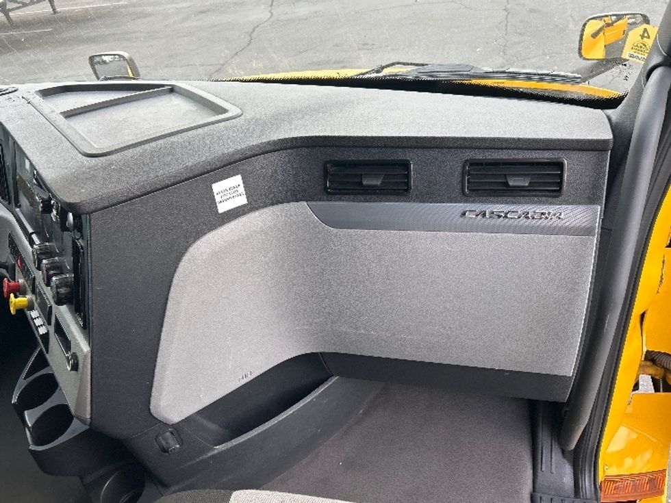 Sleeper Tractor-Heavy Duty Tractors-Freightliner-2022-T12664ST-Chicopee-MA-463,338\n\t\tmiles-$ 68,000 - Image 14