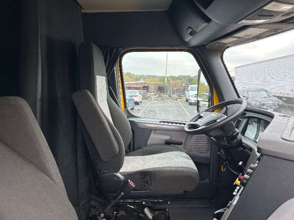 Sleeper Tractor-Heavy Duty Tractors-Freightliner-2022-T12664ST-Chicopee-MA-463,338\n\t\tmiles-$ 68,000 - Image 15