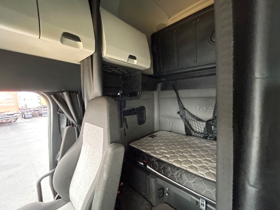 Sleeper Tractor-Heavy Duty Tractors-Freightliner-2022-T12664ST-Chicopee-MA-463,338\n\t\tmiles-$ 68,000 - Image 16