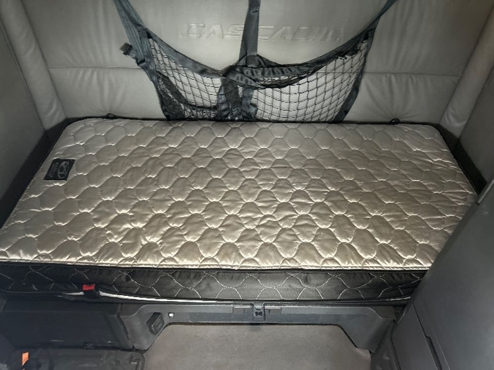 Sleeper Tractor-Heavy Duty Tractors-Freightliner-2022-T12664ST-Chicopee-MA-463,338\n\t\tmiles-$ 68,000 - Image 17