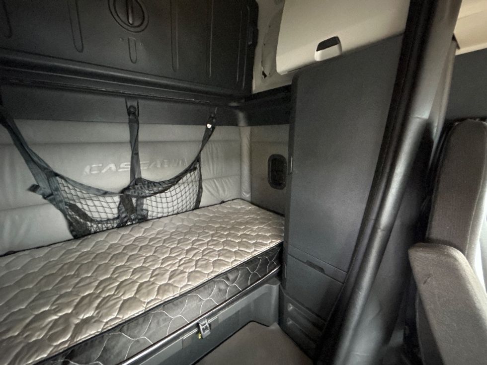 Sleeper Tractor-Heavy Duty Tractors-Freightliner-2022-T12664ST-Chicopee-MA-463,338\n\t\tmiles-$ 68,000 - Image 18