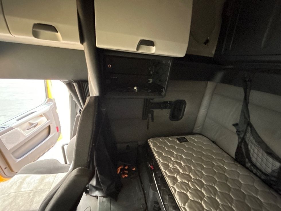 Sleeper Tractor-Heavy Duty Tractors-Freightliner-2022-T12664ST-Chicopee-MA-463,338\n\t\tmiles-$ 68,000 - Image 19