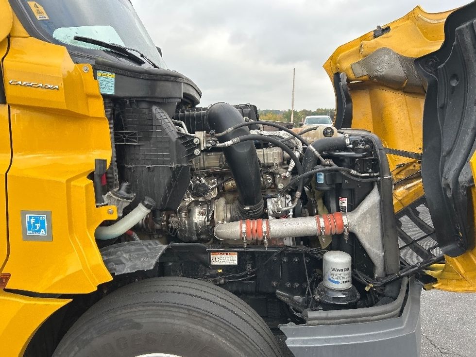 Sleeper Tractor-Heavy Duty Tractors-Freightliner-2022-T12664ST-Chicopee-MA-463,338\n\t\tmiles-$ 68,000 - Image 20