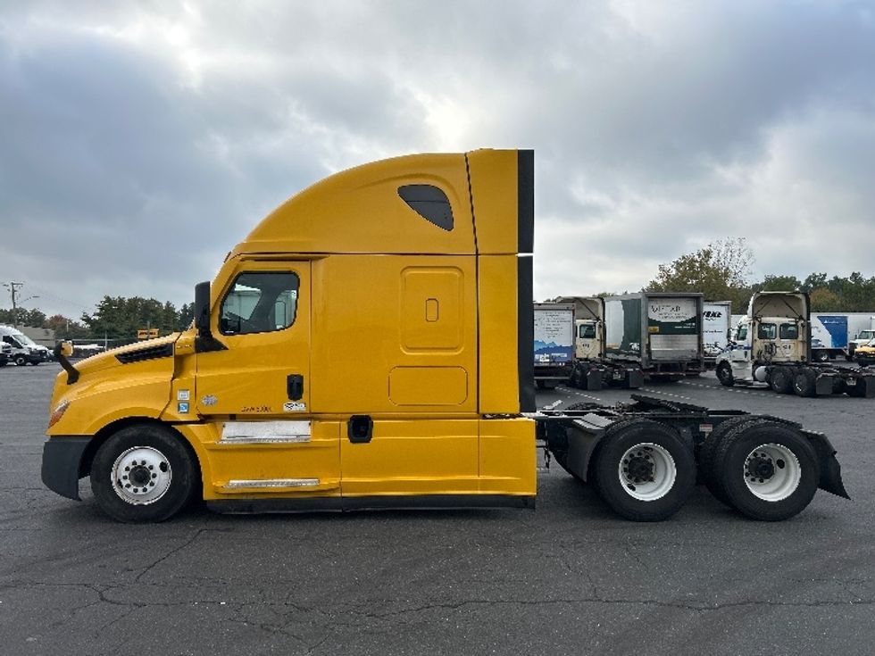 Sleeper Tractor-Heavy Duty Tractors-Freightliner-2022-T12664ST-Chicopee-MA-463,338\n\t\tmiles-$ 68,000 - Image 4
