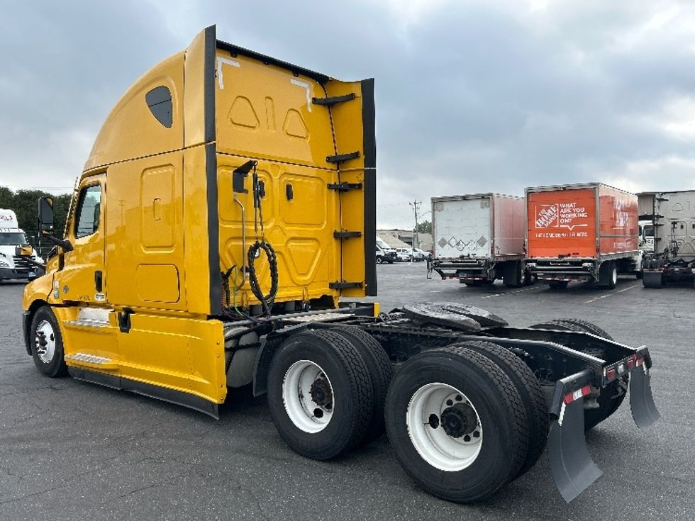 Sleeper Tractor-Heavy Duty Tractors-Freightliner-2022-T12664ST-Chicopee-MA-463,338\n\t\tmiles-$ 68,000 - Image 5