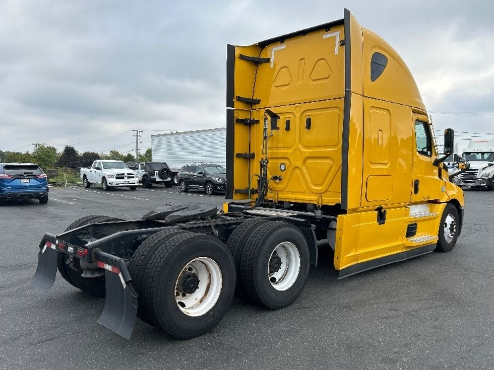 Sleeper Tractor-Heavy Duty Tractors-Freightliner-2022-T12664ST-Chicopee-MA-463,338\n\t\tmiles-$ 68,000 - Image 7