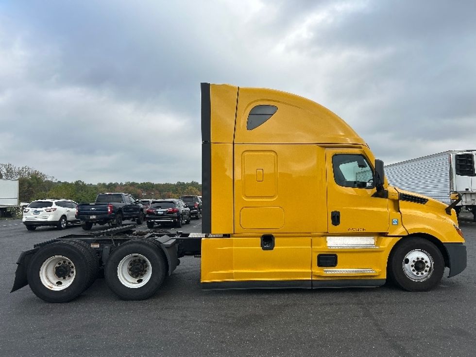 Sleeper Tractor-Heavy Duty Tractors-Freightliner-2022-T12664ST-Chicopee-MA-463,338\n\t\tmiles-$ 68,000 - Image 8