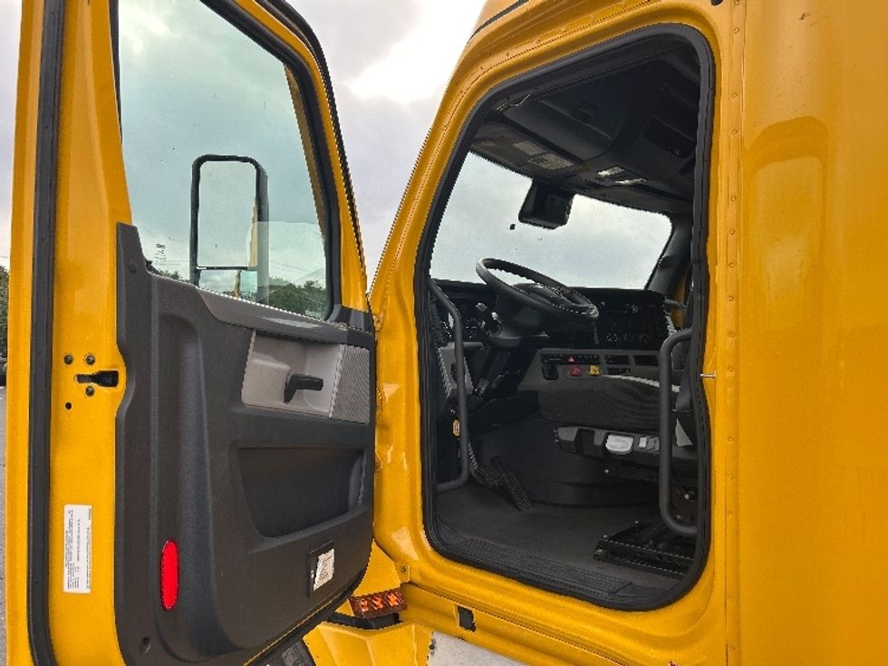 Sleeper Tractor-Heavy Duty Tractors-Freightliner-2022-T12664ST-Chicopee-MA-463,338\n\t\tmiles-$ 68,000 - Image 9