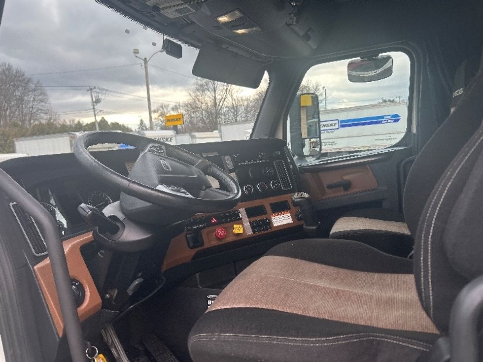 Sleeper Tractor-Heavy Duty Tractors-Freightliner-2022-T12664ST-Chicopee-MA-496,122\n\t\tmiles-$ 62,000 - Image 10