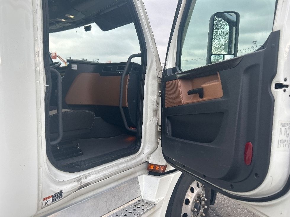 Sleeper Tractor-Heavy Duty Tractors-Freightliner-2022-T12664ST-Chicopee-MA-496,122\n\t\tmiles-$ 62,000 - Image 13