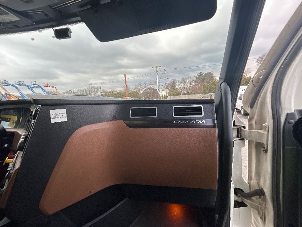 Sleeper Tractor-Heavy Duty Tractors-Freightliner-2022-T12664ST-Chicopee-MA-496,122\n\t\tmiles-$ 62,000 - Image 14