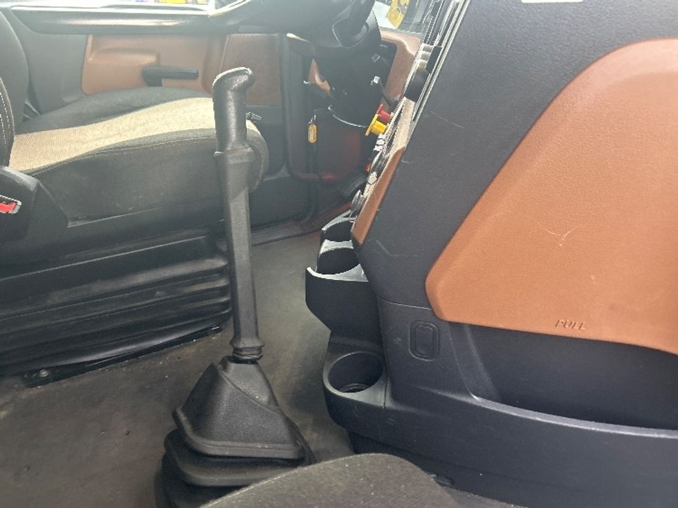 Sleeper Tractor-Heavy Duty Tractors-Freightliner-2022-T12664ST-Chicopee-MA-496,122\n\t\tmiles-$ 62,000 - Image 15