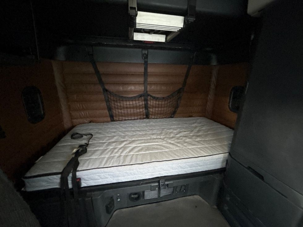 Sleeper Tractor-Heavy Duty Tractors-Freightliner-2022-T12664ST-Chicopee-MA-496,122\n\t\tmiles-$ 62,000 - Image 16