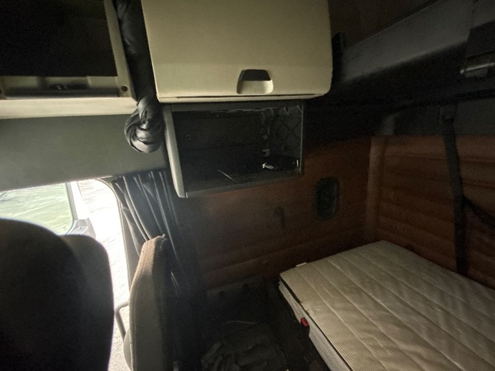 Sleeper Tractor-Heavy Duty Tractors-Freightliner-2022-T12664ST-Chicopee-MA-496,122\n\t\tmiles-$ 62,000 - Image 19