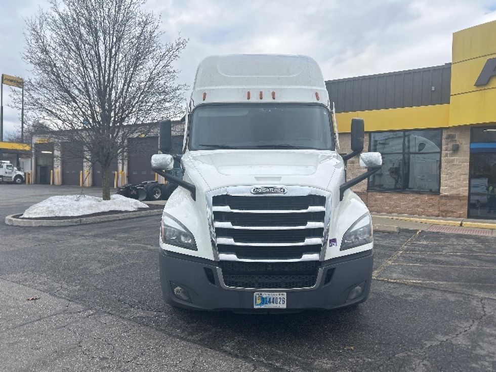 Sleeper Tractor-Heavy Duty Tractors-Freightliner-2022-T12664ST-Chicopee-MA-496,122\n\t\tmiles-$ 62,000 - Image 2