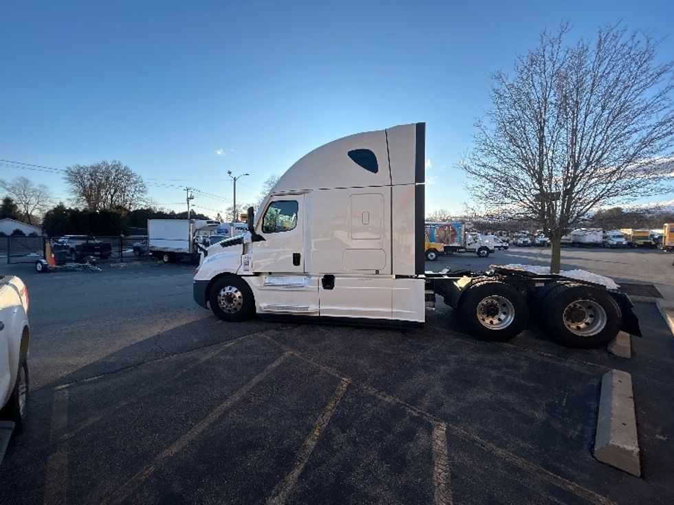 Sleeper Tractor-Heavy Duty Tractors-Freightliner-2022-T12664ST-Chicopee-MA-496,122\n\t\tmiles-$ 62,000 - Image 4