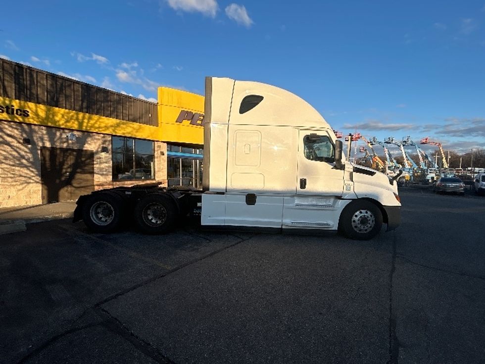 Sleeper Tractor-Heavy Duty Tractors-Freightliner-2022-T12664ST-Chicopee-MA-496,122\n\t\tmiles-$ 62,000 - Image 8