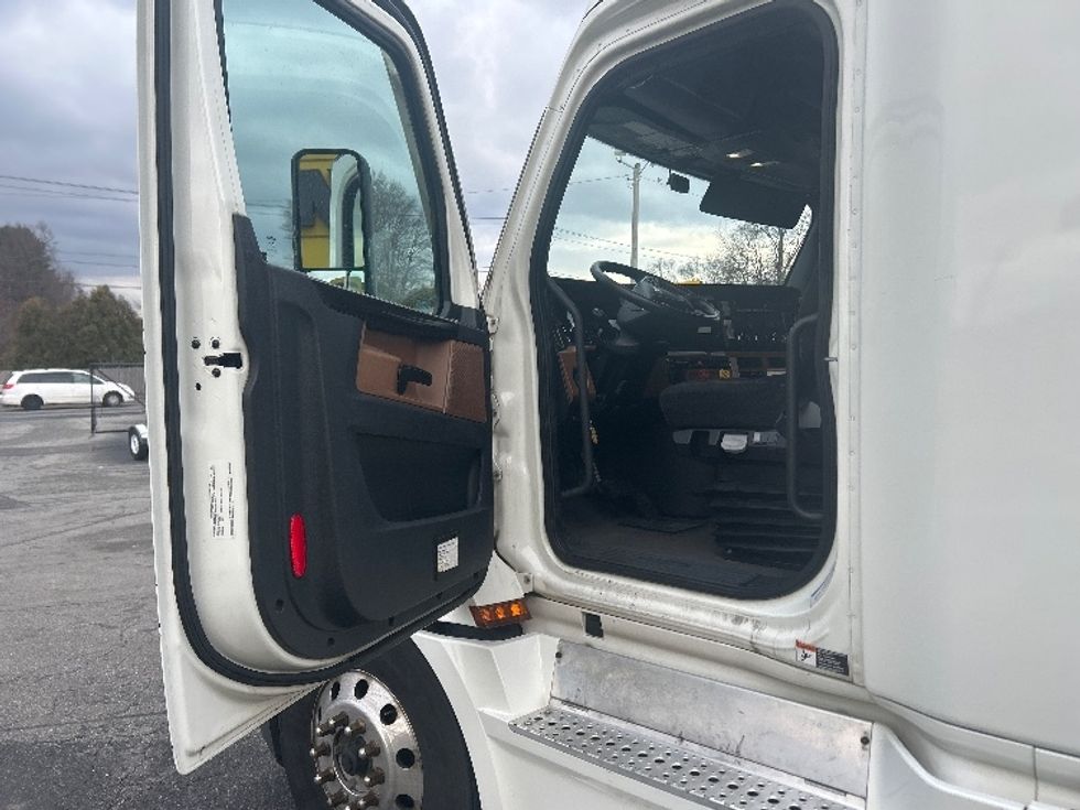 Sleeper Tractor-Heavy Duty Tractors-Freightliner-2022-T12664ST-Chicopee-MA-496,122\n\t\tmiles-$ 62,000 - Image 9