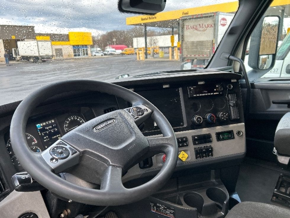 Sleeper Tractor-Heavy Duty Tractors-Freightliner-2022-T12664ST-Chicopee-MA-560,010\n\t\tmiles-$ 60,750 - Image 10