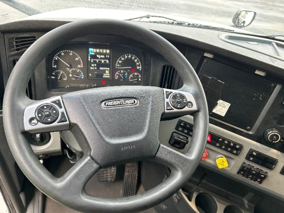 Sleeper Tractor-Heavy Duty Tractors-Freightliner-2022-T12664ST-Chicopee-MA-560,010\n\t\tmiles-$ 60,750 - Image 11