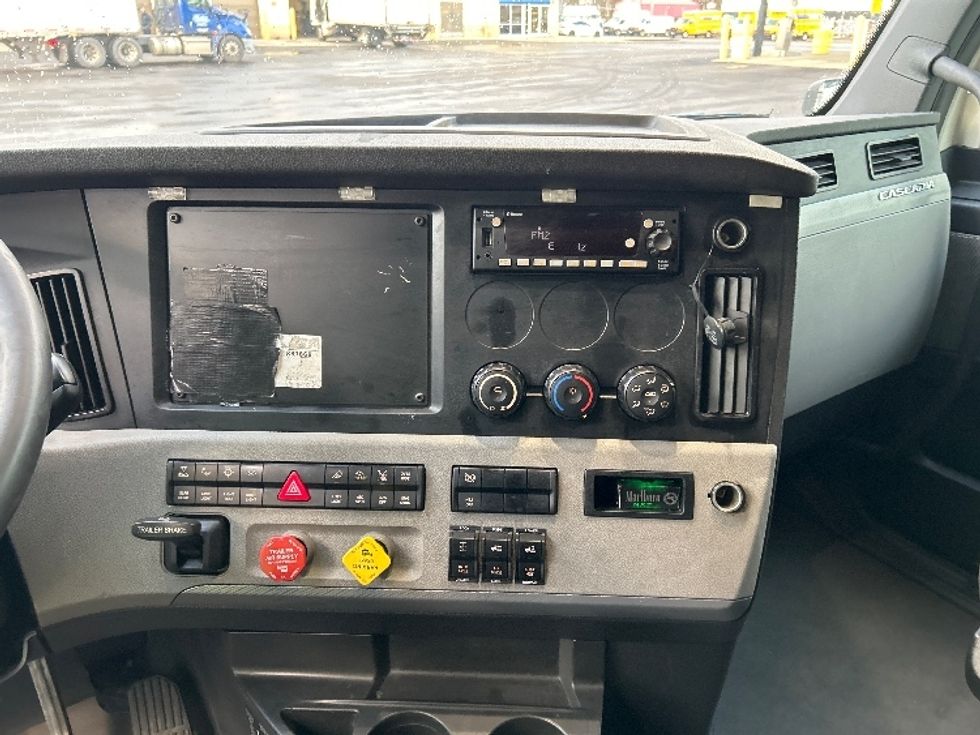 Sleeper Tractor-Heavy Duty Tractors-Freightliner-2022-T12664ST-Chicopee-MA-560,010\n\t\tmiles-$ 60,750 - Image 12