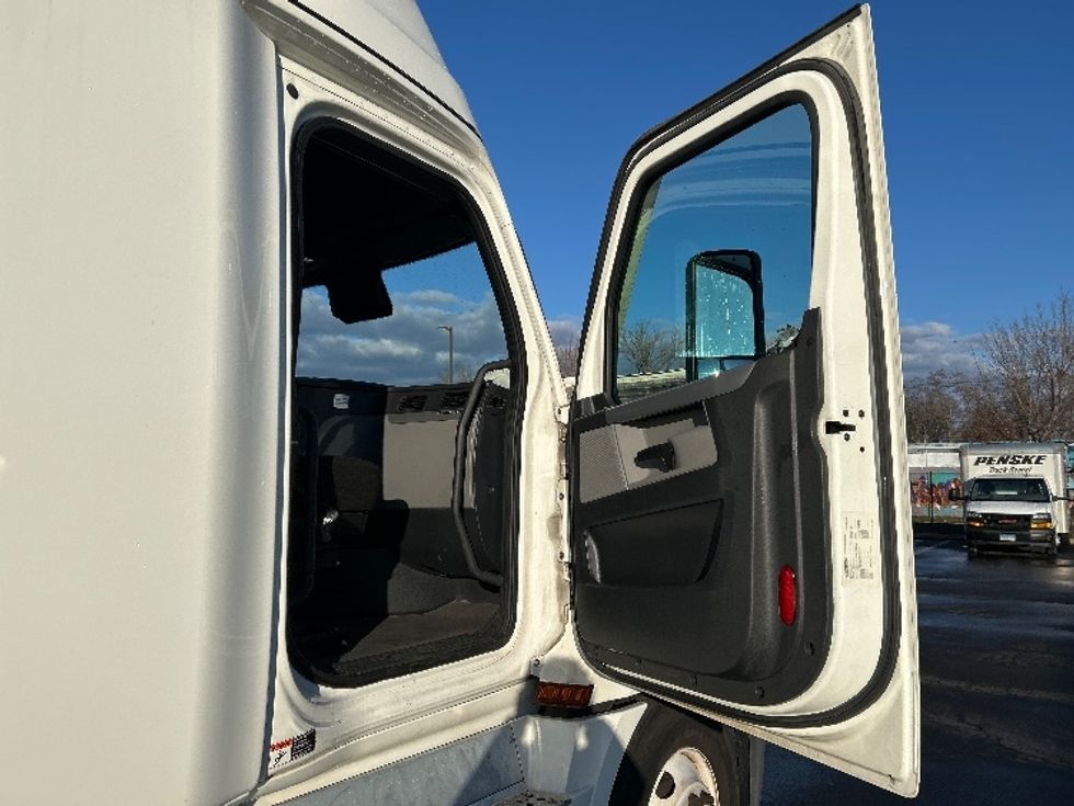 Sleeper Tractor-Heavy Duty Tractors-Freightliner-2022-T12664ST-Chicopee-MA-560,010\n\t\tmiles-$ 60,750 - Image 13