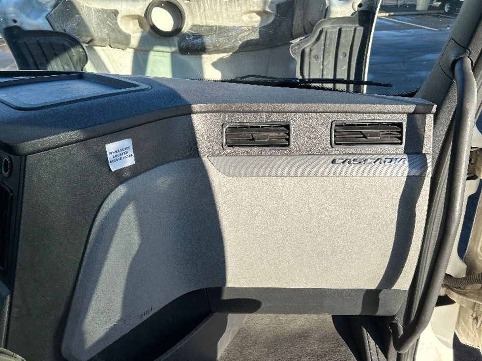 Sleeper Tractor-Heavy Duty Tractors-Freightliner-2022-T12664ST-Chicopee-MA-560,010\n\t\tmiles-$ 60,750 - Image 14