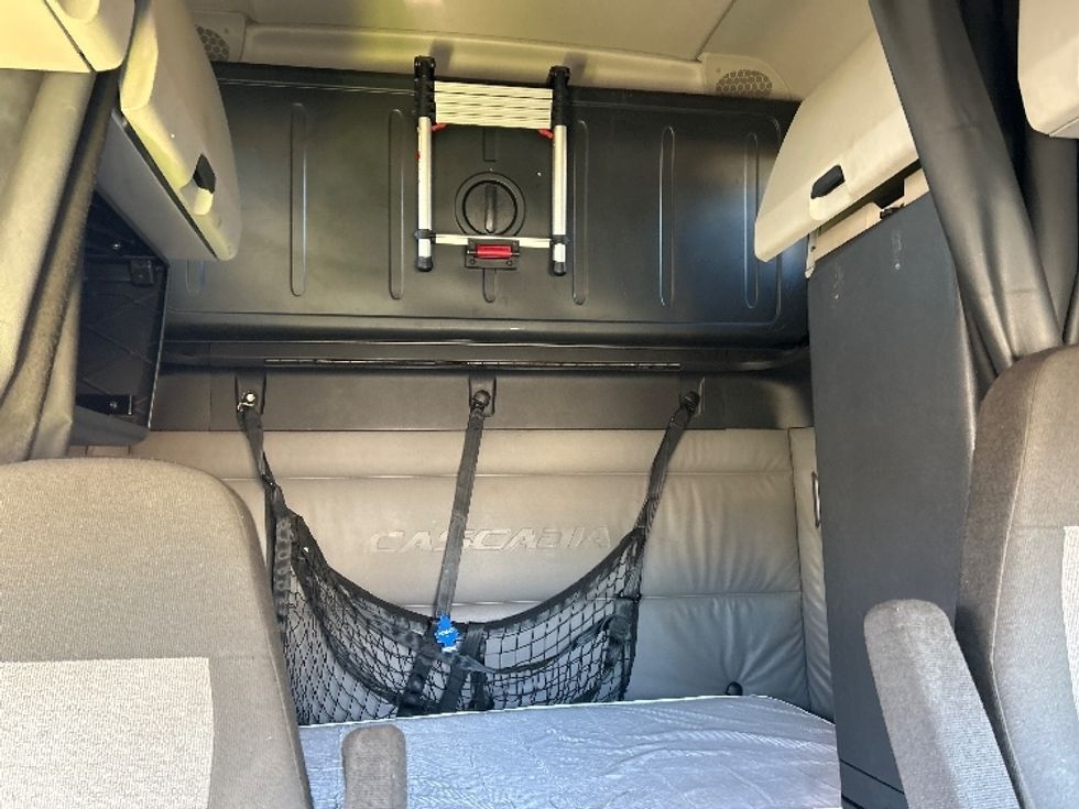 Sleeper Tractor-Heavy Duty Tractors-Freightliner-2022-T12664ST-Chicopee-MA-560,010\n\t\tmiles-$ 60,750 - Image 16