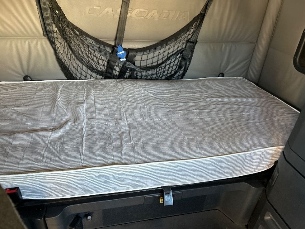 Sleeper Tractor-Heavy Duty Tractors-Freightliner-2022-T12664ST-Chicopee-MA-560,010\n\t\tmiles-$ 60,750 - Image 17