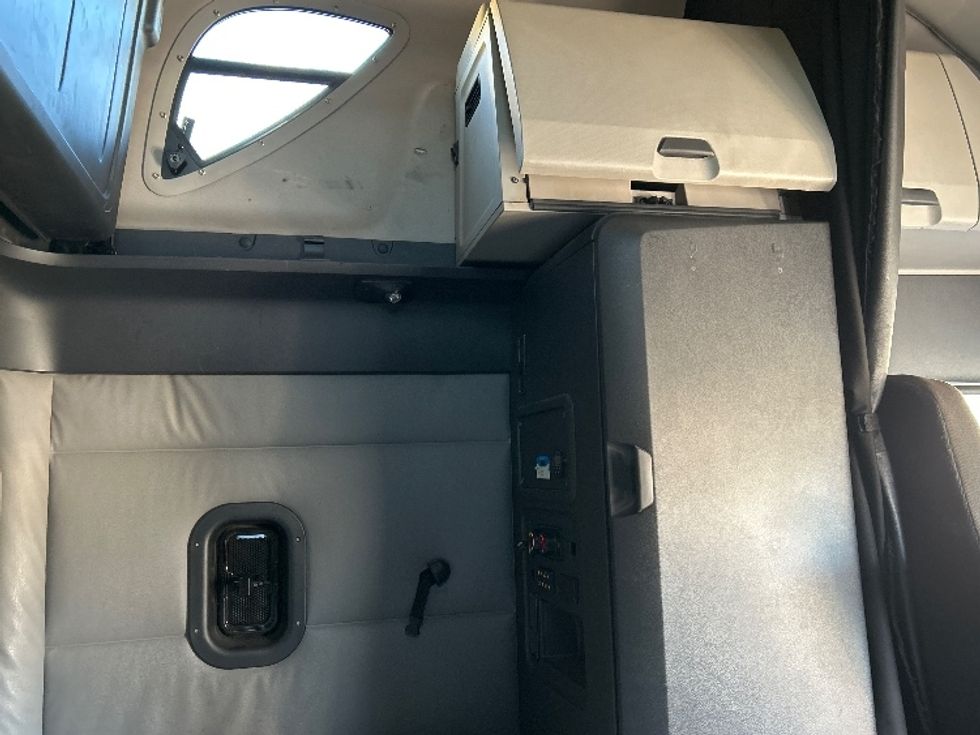 Sleeper Tractor-Heavy Duty Tractors-Freightliner-2022-T12664ST-Chicopee-MA-560,010\n\t\tmiles-$ 60,750 - Image 18