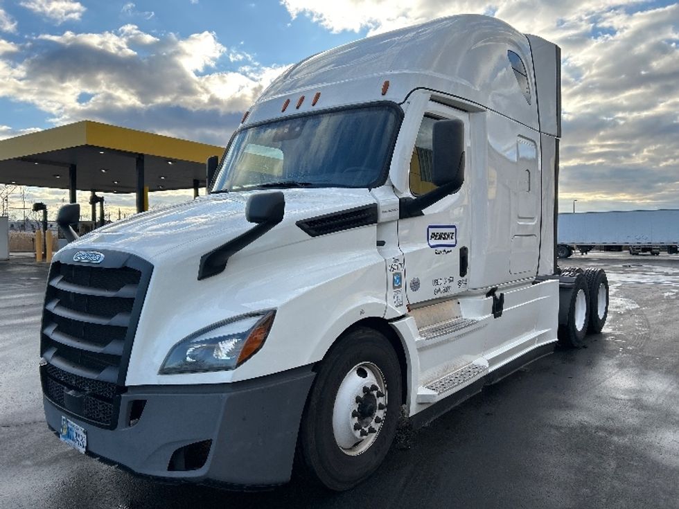 Sleeper Tractor-Heavy Duty Tractors-Freightliner-2022-T12664ST-Chicopee-MA-560,010\n\t\tmiles-$ 60,750 - Image 3