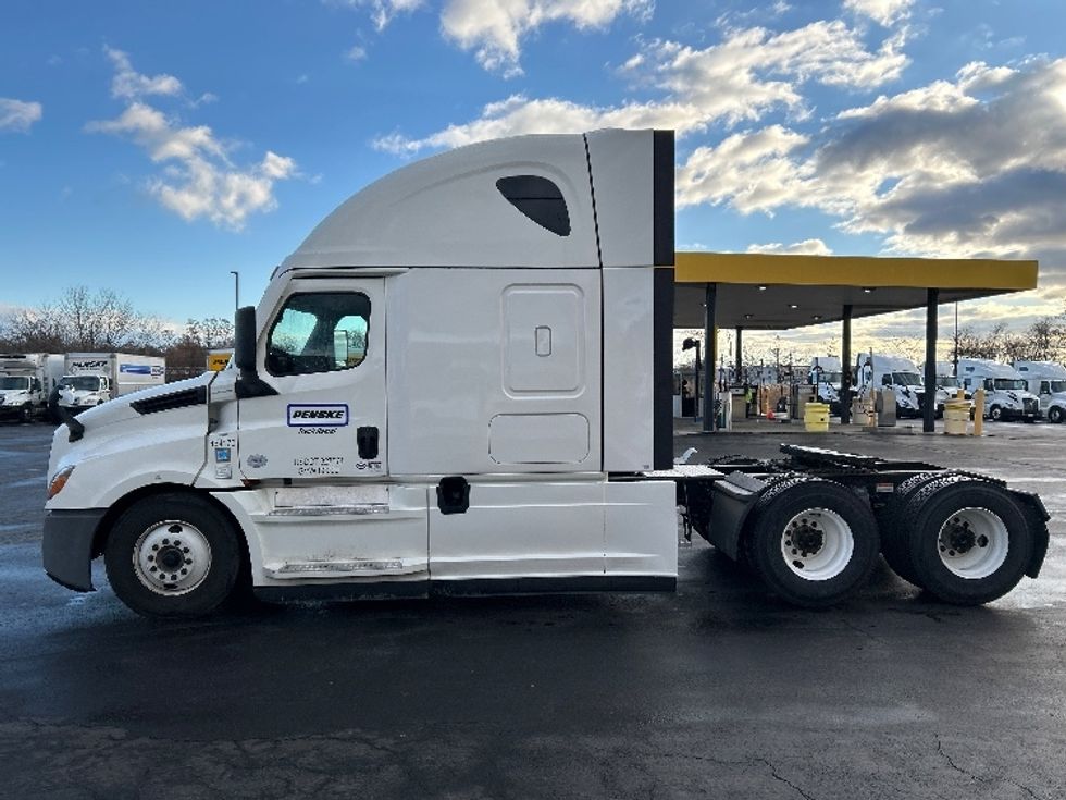 Sleeper Tractor-Heavy Duty Tractors-Freightliner-2022-T12664ST-Chicopee-MA-560,010\n\t\tmiles-$ 60,750 - Image 4