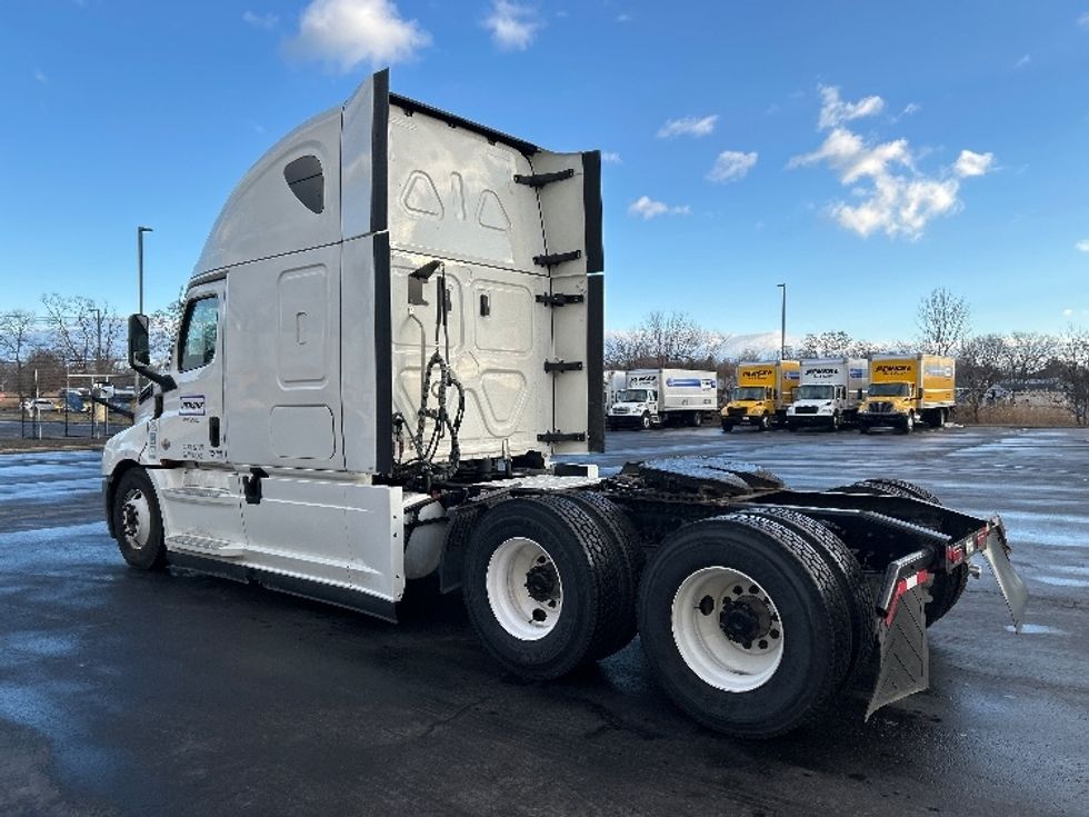 Sleeper Tractor-Heavy Duty Tractors-Freightliner-2022-T12664ST-Chicopee-MA-560,010\n\t\tmiles-$ 60,750 - Image 5